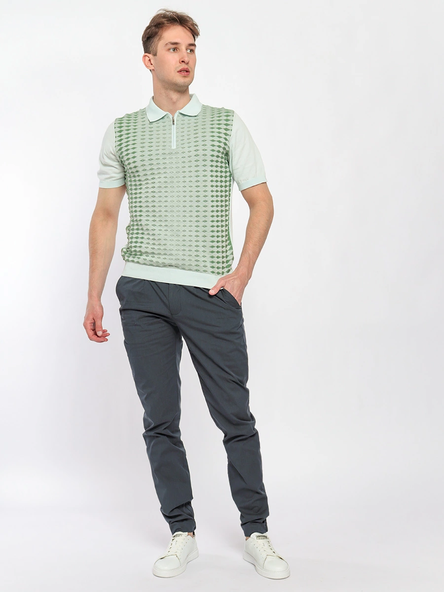 Зеленое поло с фактурным принтом